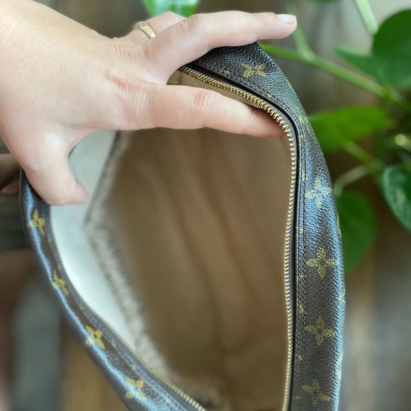 Perfect size authentic vintage monogram LV toiletry bag - Picture 8 of 11